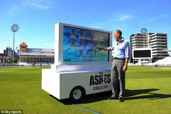 Ein von Armagard nach Kundenwunsch gefertigtes Digital Signage Touch Screen System, exklusiv für Sky Sports & eingesetzt von Nasser Hussain bei den 2013 Ashes, dem Cricket-Highlight. Alles Rechte am Bild von Sky Sports vorbehalten.