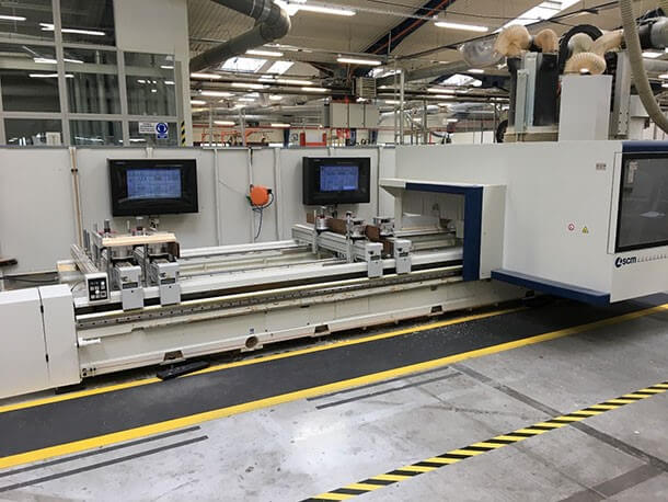 Zwei Digital Signage in der Produktion