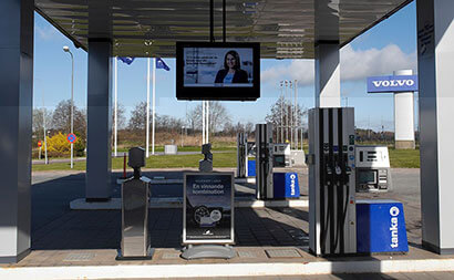 volvo digital signage am Tankstellenvorplatz