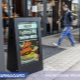  Digitaler Kundenstopper mit Gesichtserkennung im Einsatz vor einem Restaurant anschauen