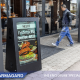 Digitaler Kundenstopper Outdoor Echtfoto vor einem Restaurant