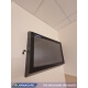 Ein wandmontierter Hochsicherheits-TV-Schutz in einem Krankenhaus