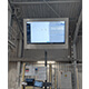 IP65 Industrie Bildschirm 55 Zoll installiert auf einem Werksboden