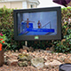 Ein Outdoor TV-Gehäuse 55 Zoll auf Ständer im Hinterhof