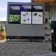 Samsung OH55F Totem Echtfoto einer Triple-Totem Installation an einem Drive-Thru