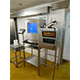 Ein Zebra Etikettendrucker Gehäuse, installiert in der Nähe eines PCs und einer Wiegestation