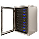 Ein 19 Zoll Rack Server Gehäuse, Fronttür geöffnet mit installierten Servern bis 18HE