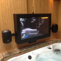 Ein Saunaraum ausgestattet mit einem Outdoor TV-Gehäuse