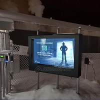 Ein TV Gehäuse Aussenbereich, installiert in einem Skigebiet