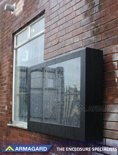 Wasserdichtes Outdoor TV-Gehäuse an der Wand