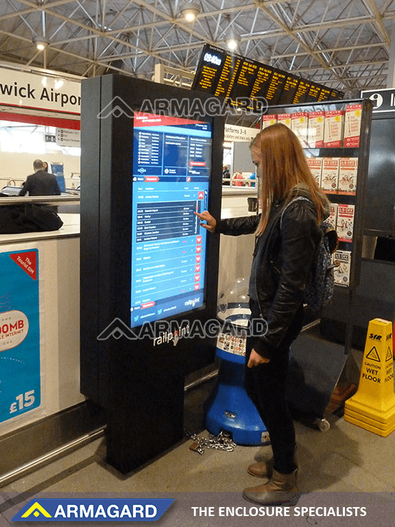 Touchscreen-Digital Signage-Technologie in Aktion am Flughafen Gatwick